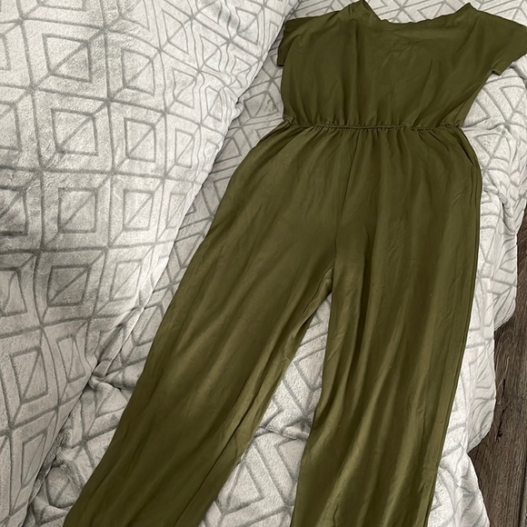 No brand it’s a boutique item size large army green. One piece suit. - Picture 1 of 5